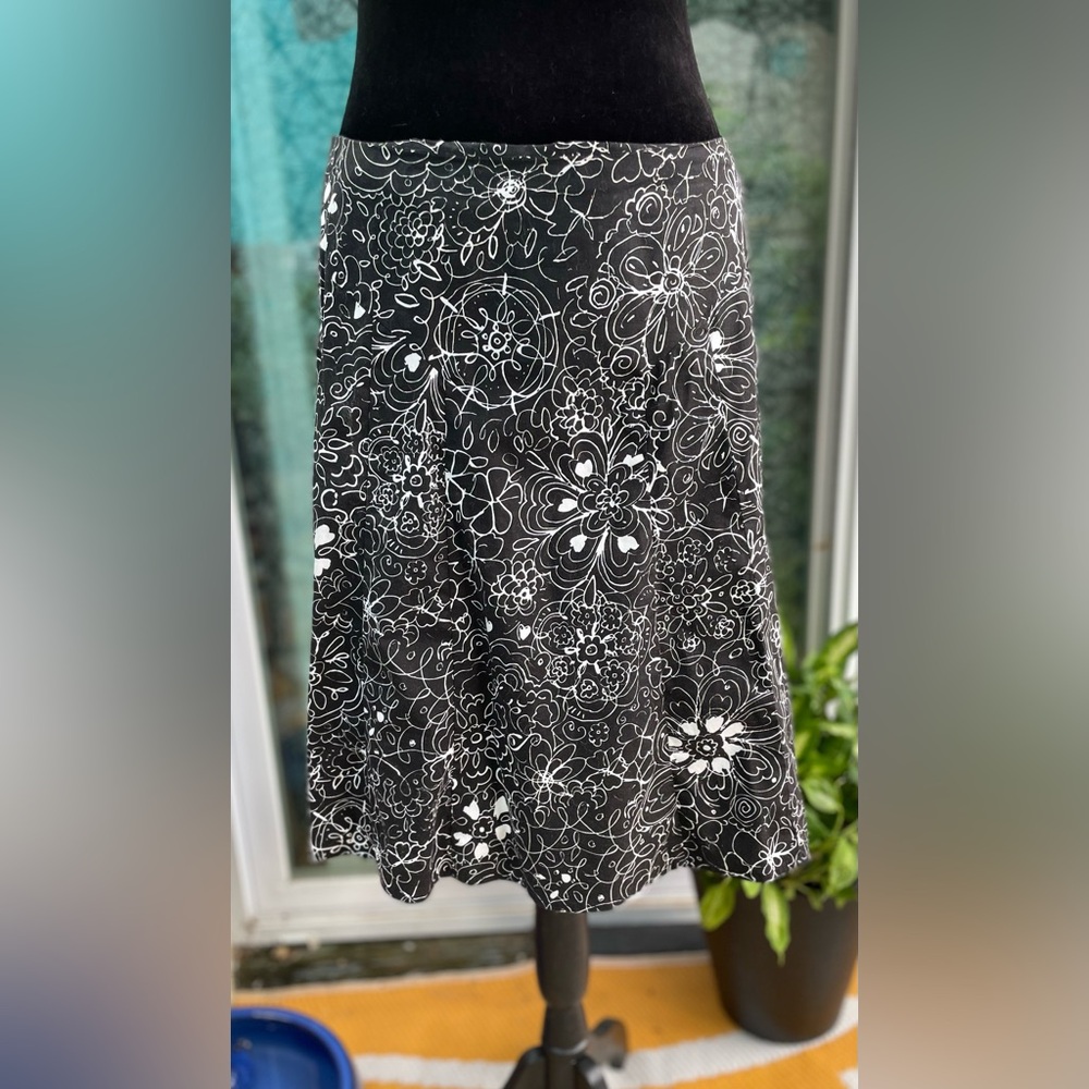 Black & White Abstract Floral Print A-Line Skirt Size 8P Stretch